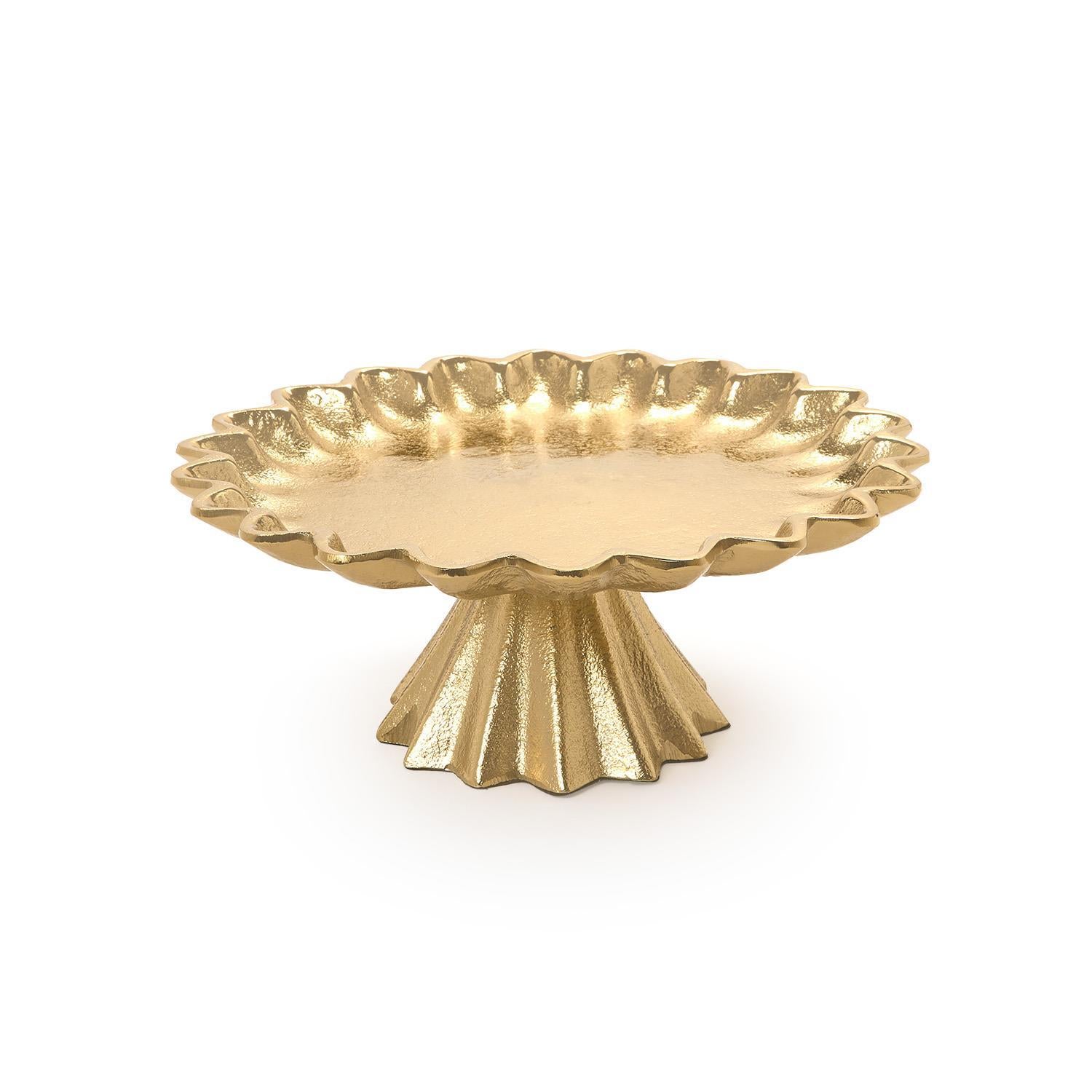 Scalloped Edge Cake Stands