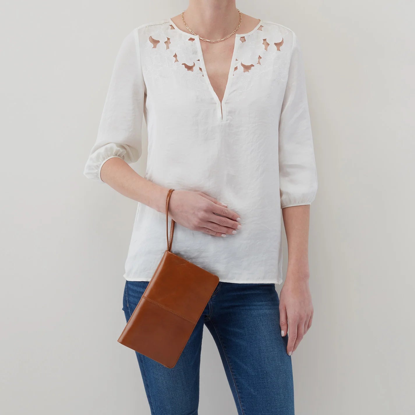 Evolve Wristlet - Truffle
